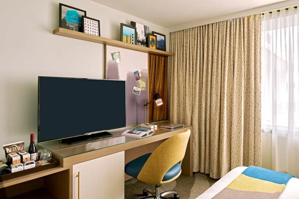 Premier Double room with city view full double bed