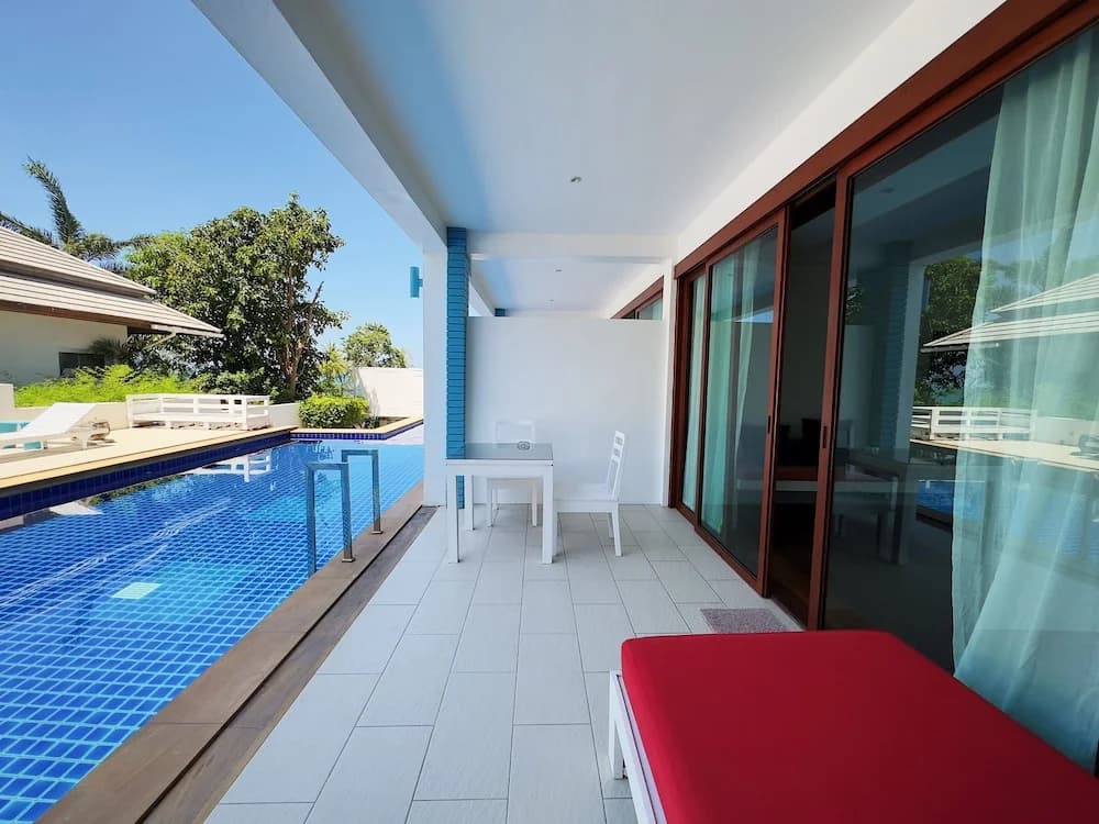 Deluxe Double room with pool view full double bed