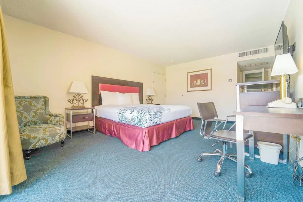 Deluxe Double room with balcony full double bed