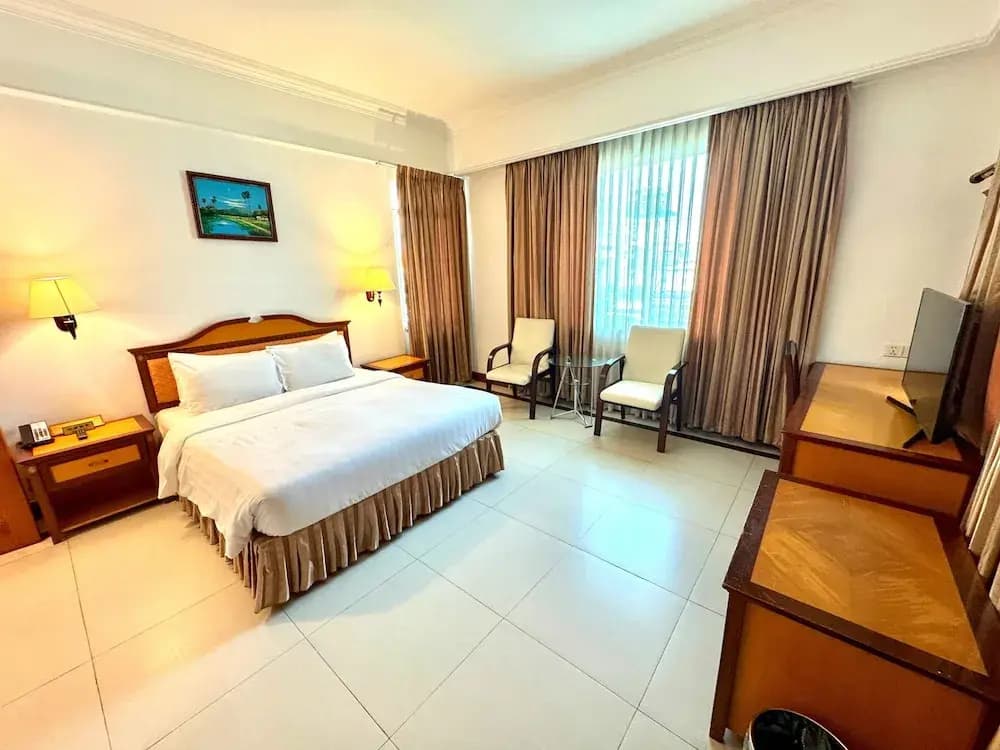 Standard Double room with city view full double bed