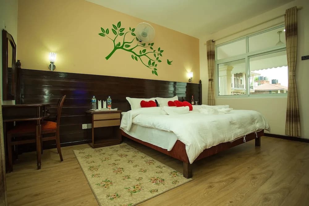 Deluxe Double Suite with garden view full double bed