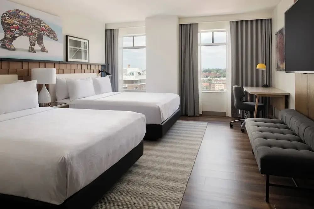 Standard Quadruple Club room with city view