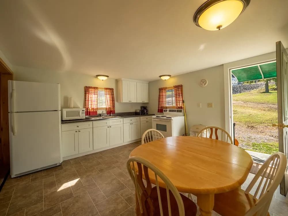2 Bedrooms Family Cottage with lake view