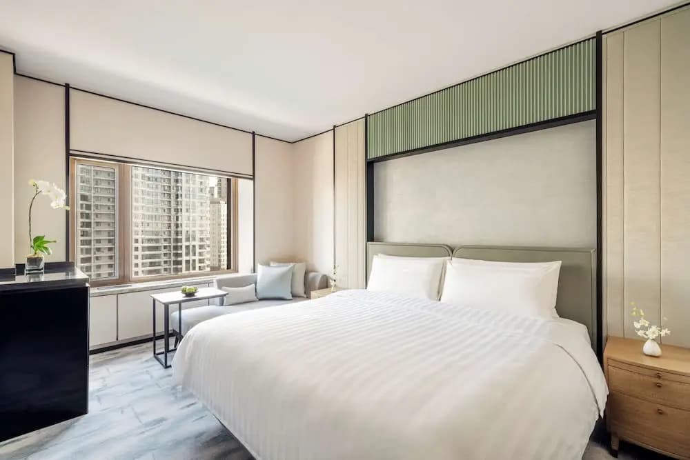 Deluxe Family Double room with city view full double bed