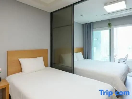 Deluxe Double room with partial ocean view twin beds