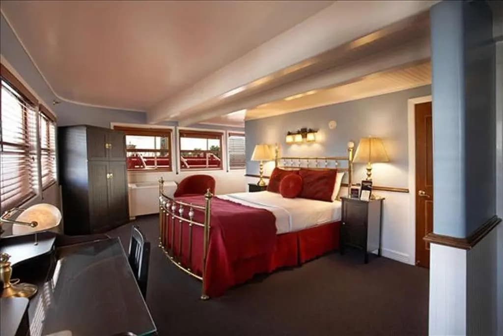 Deluxe Double room with city view full double bed