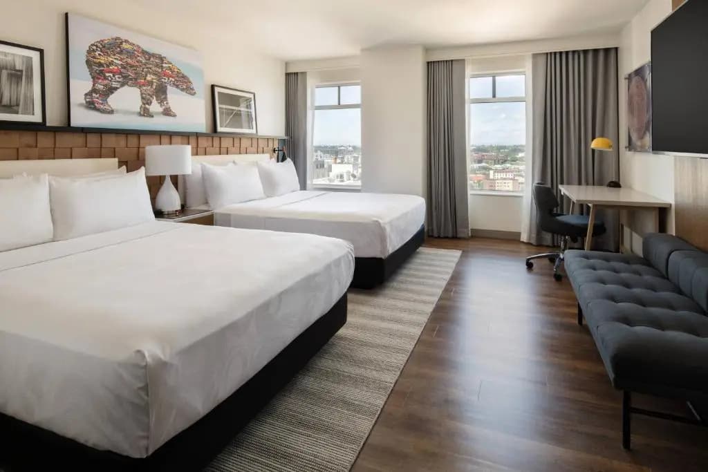 Standard Quadruple room with city view