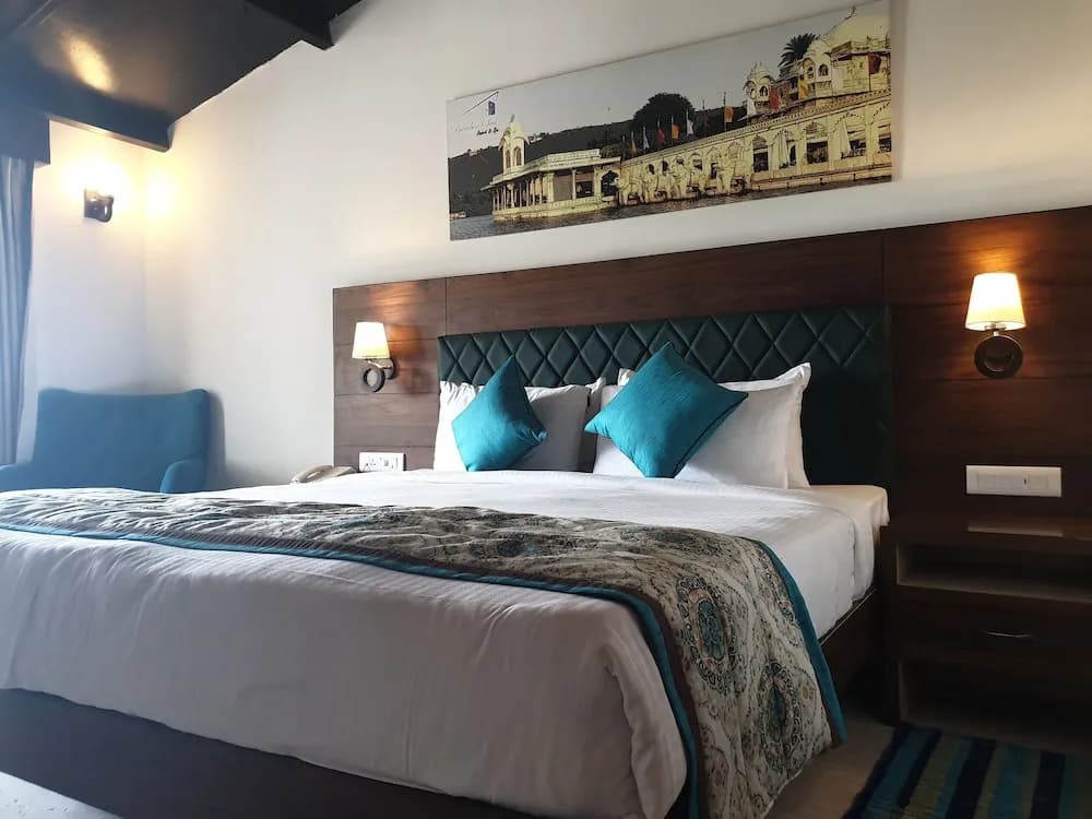 Deluxe room with balcony and with pool view