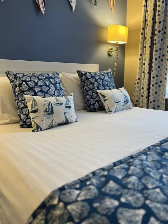 Double Cottage full double bed