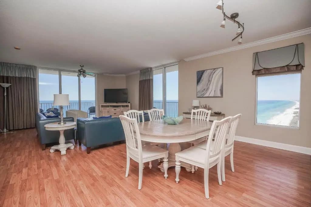 4 Bedrooms Apartment with sea view