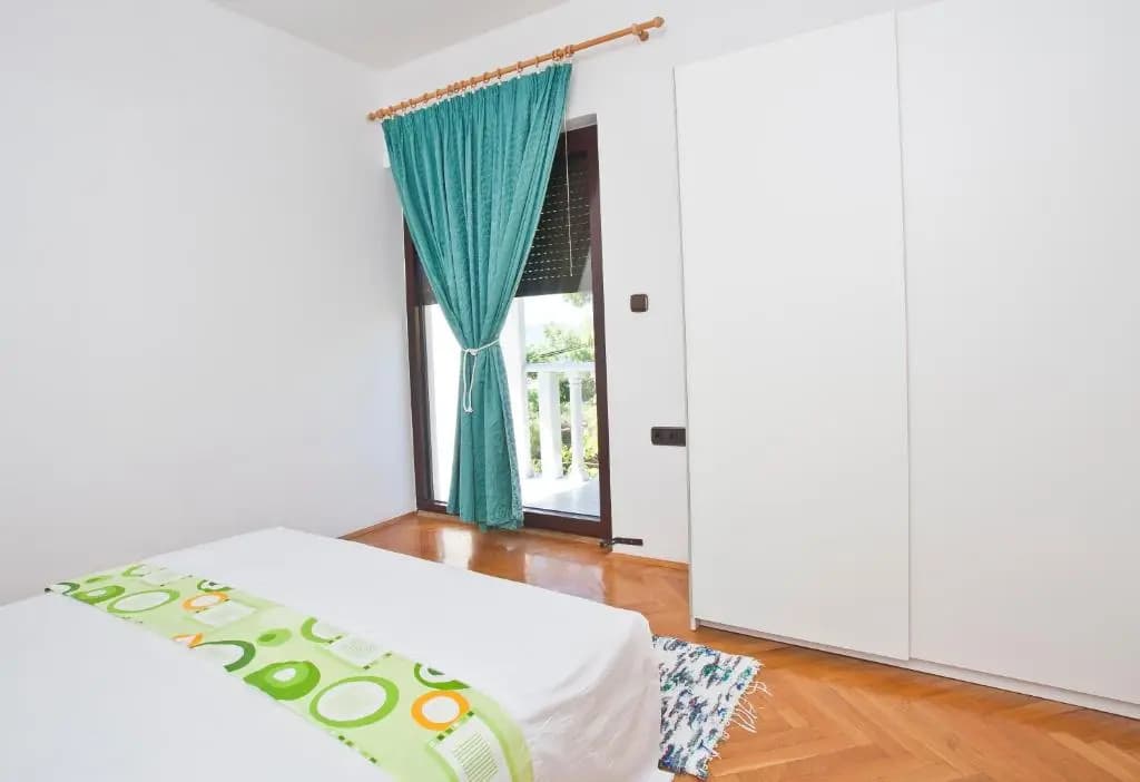 4 Bedrooms Apartment with sea view