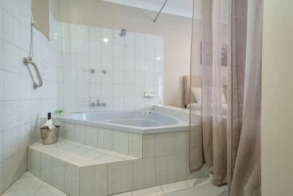 Executive Double Basement Suite full double bed