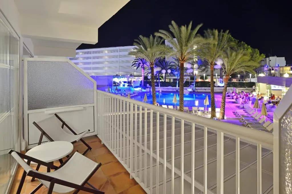 Double room with pool view twin beds