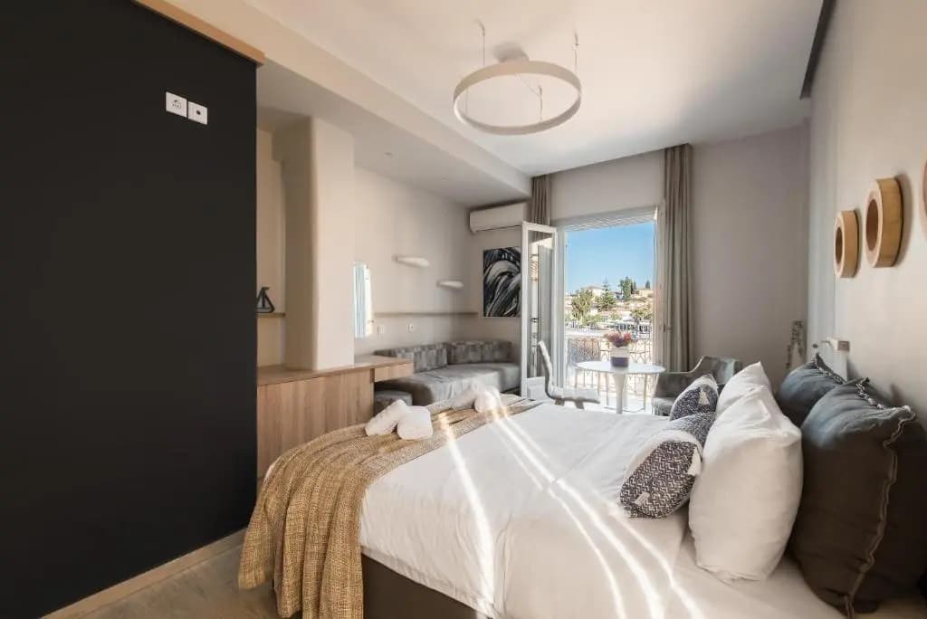 Standard Triple room with partial sea view