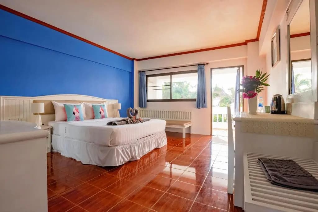 Deluxe Double room with pool view full double bed