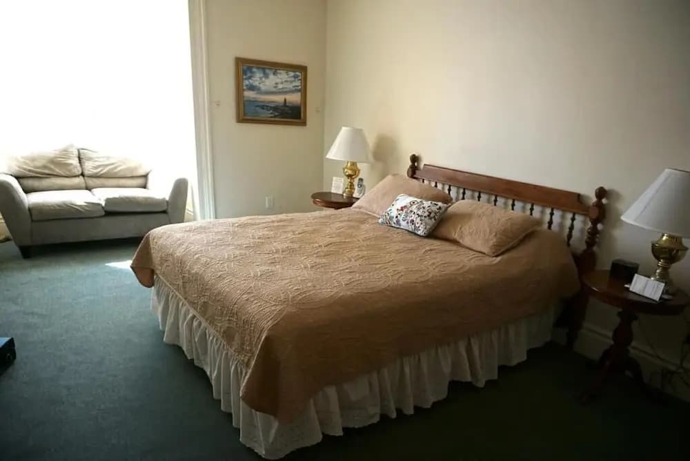 Deluxe Double Cottage full double bed