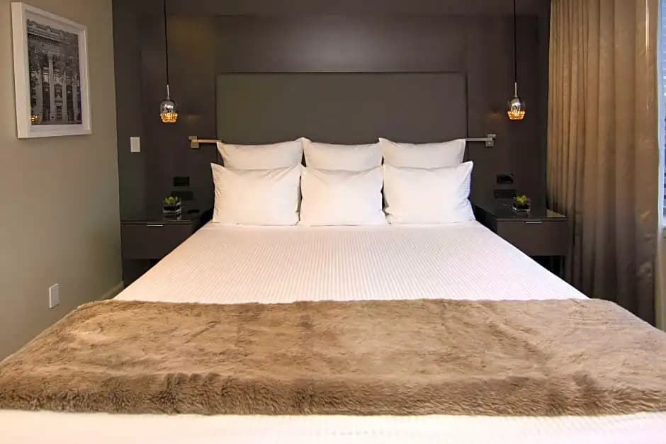 1 Bedroom Double Penthouse Suite with city view full double bed