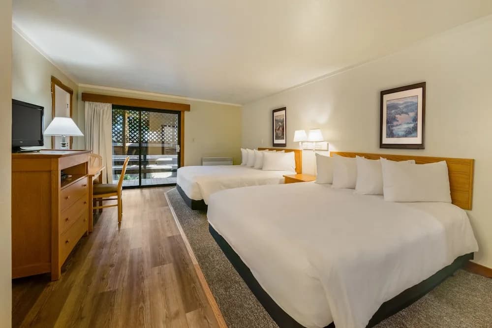Standard Quadruple Basement room with balcony