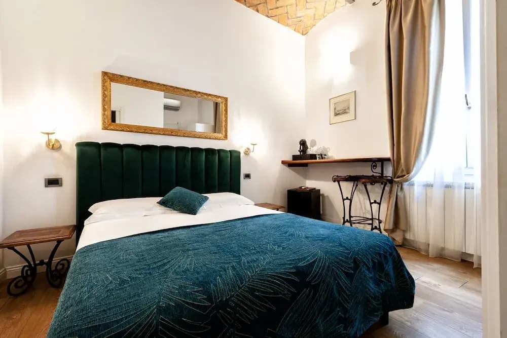 Classic Double room with courtyard view full double bed