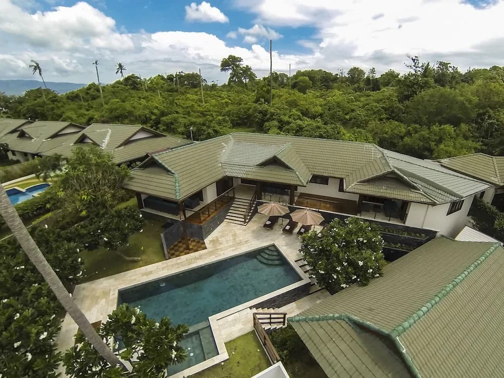 5 Bedrooms Villa beachfront