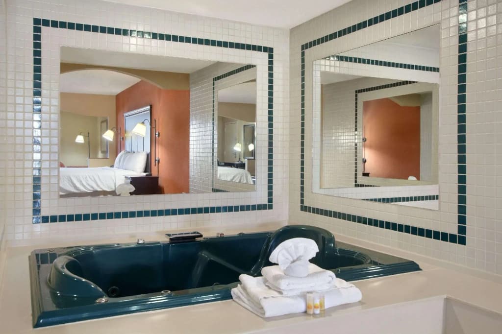 Double Suite full double bed