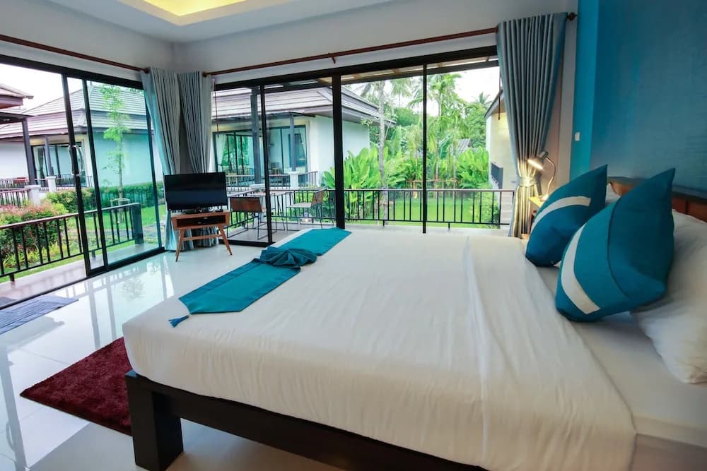 Deluxe Double Villa with garden view full double bed