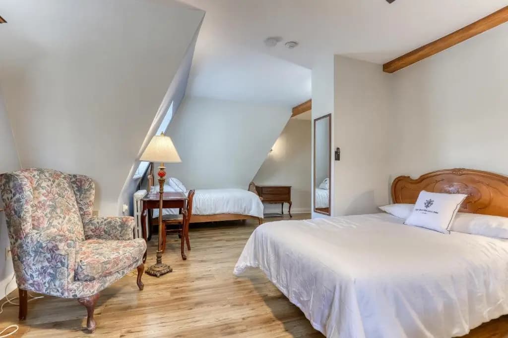 Standard Quintuple Family room