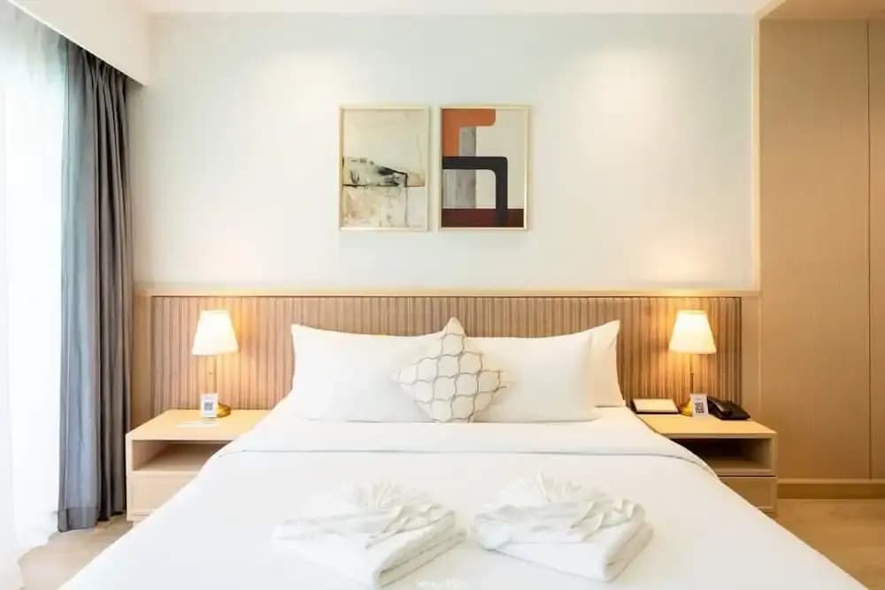 Deluxe Double room with pool view full double bed