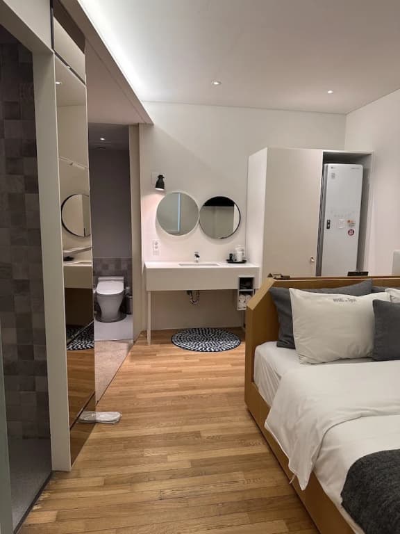 Double Suite with park view full double bed