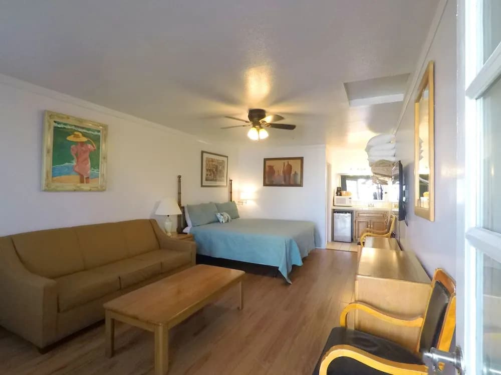 Standard room with courtyard view