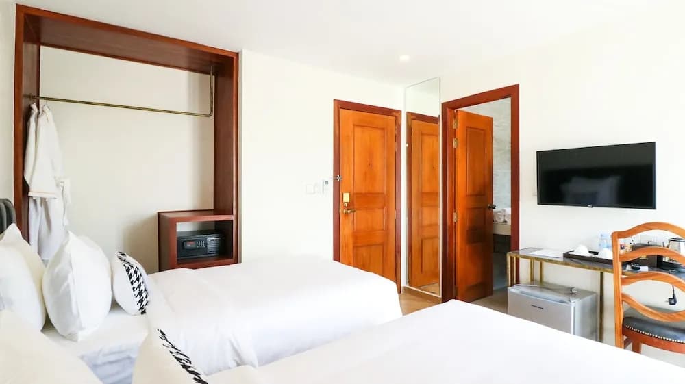 1 Bedroom Standard Double room with city view full double bed
