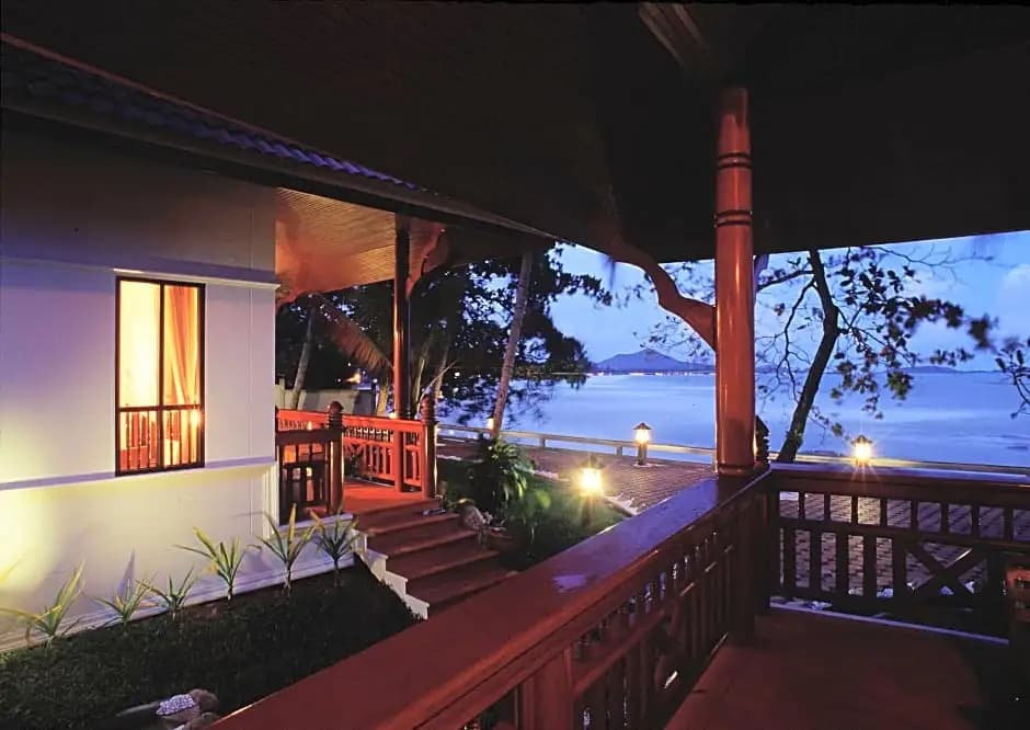 Bungalow with partial sea view