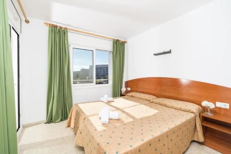 3 Bedrooms Bed in Dorm with balcony