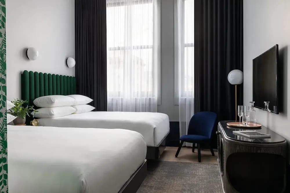 Standard Quadruple room with city view