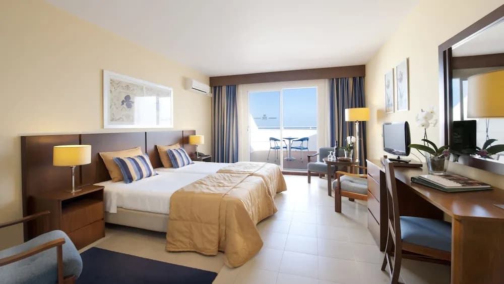 Double room with balcony and with sea view twin beds