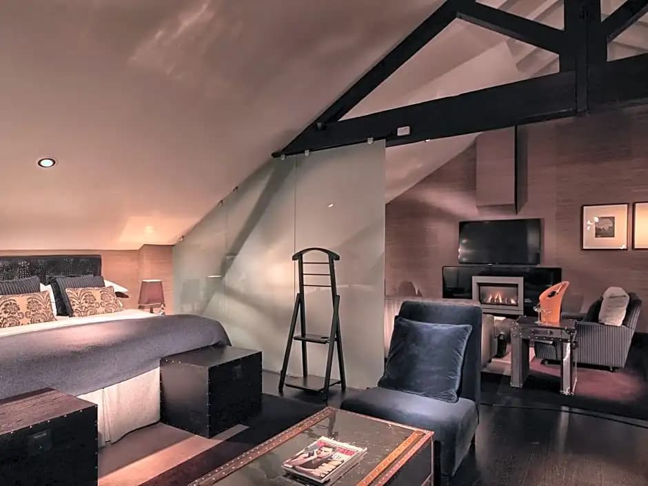 Double Suite full double bed