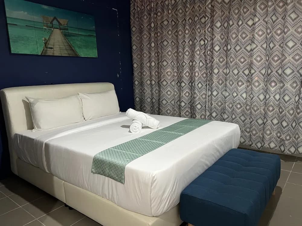 Deluxe Double room with city view full double bed