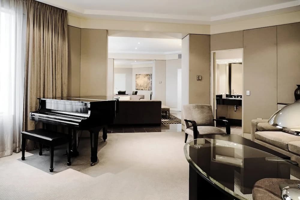 Presidential Double Suite full double bed