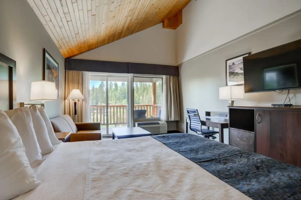 Standard Double room with balcony and with river view full double bed