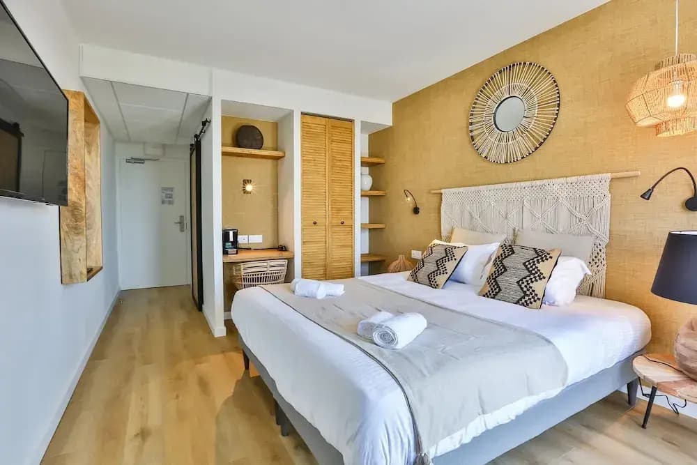 Double room with balcony and with sea view full double bed