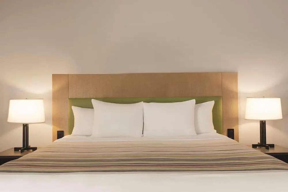 Double Suite full double bed