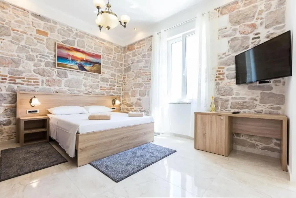 Deluxe Double room with partial sea view full double bed