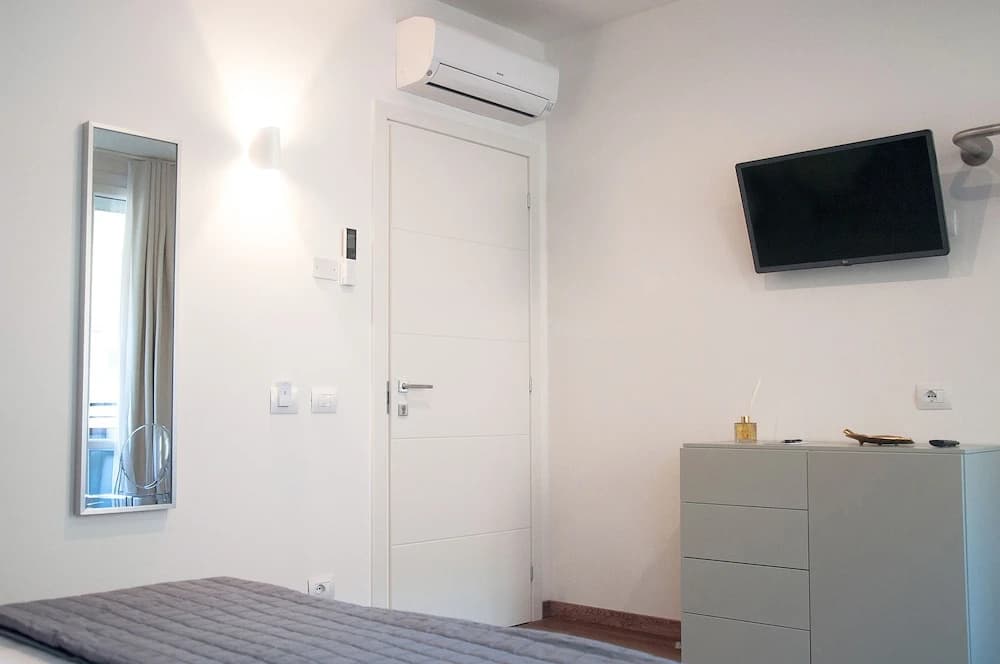Deluxe Double room with city view full double bed