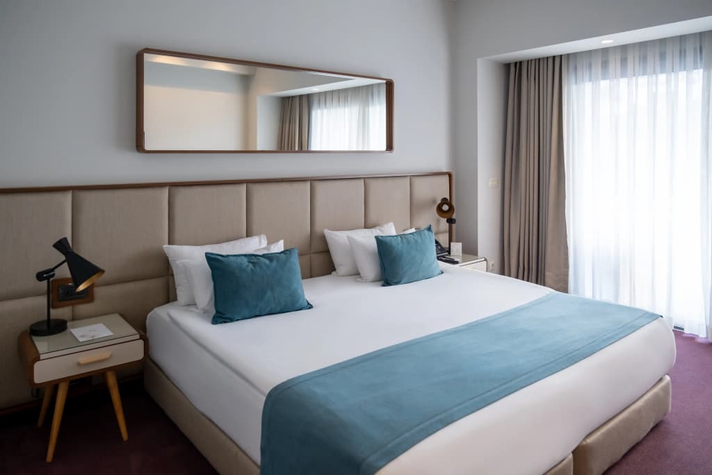 Deluxe room with balcony and with city view