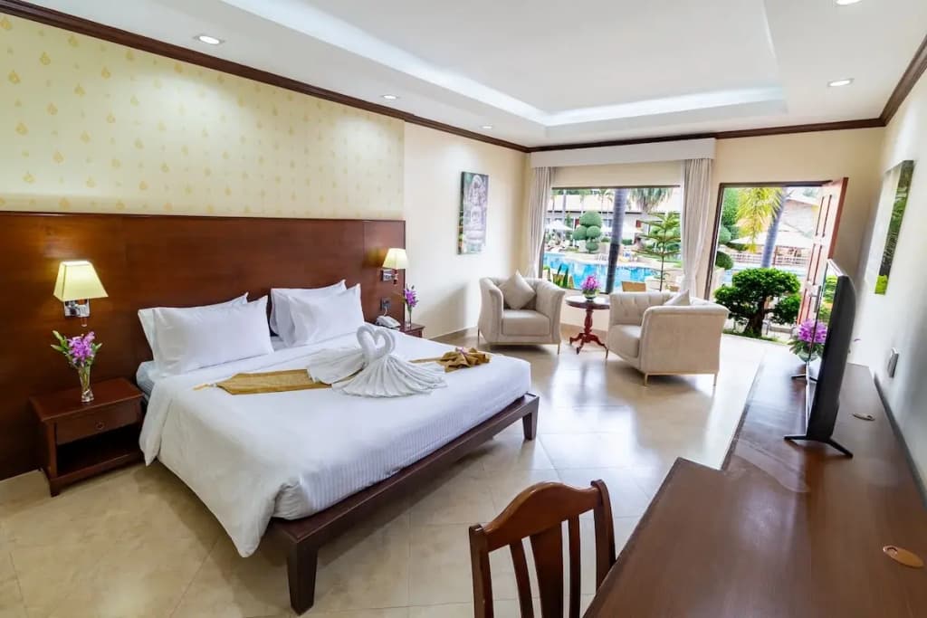 Deluxe Double room with pool view full double bed