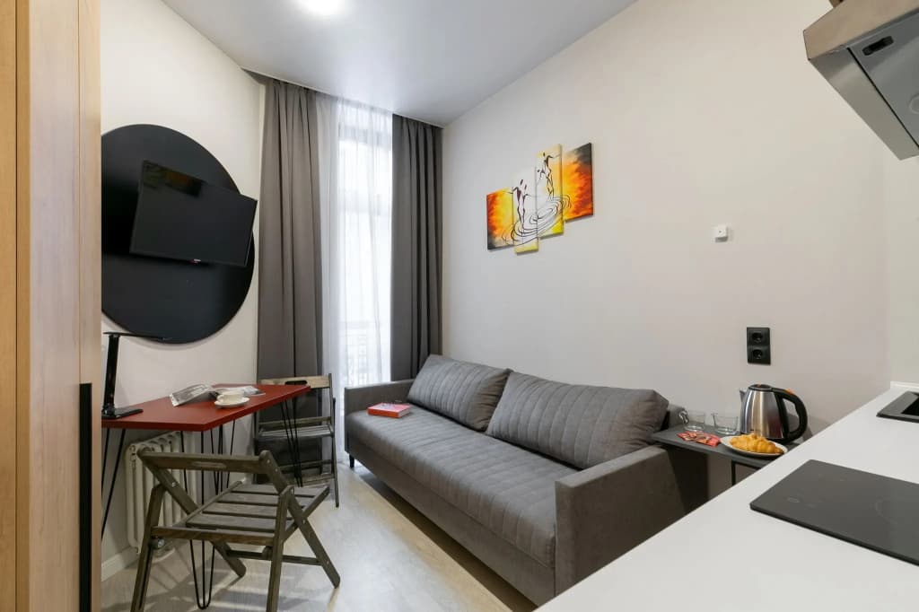 Single Apartment on the 7 line VO with courtyard view
