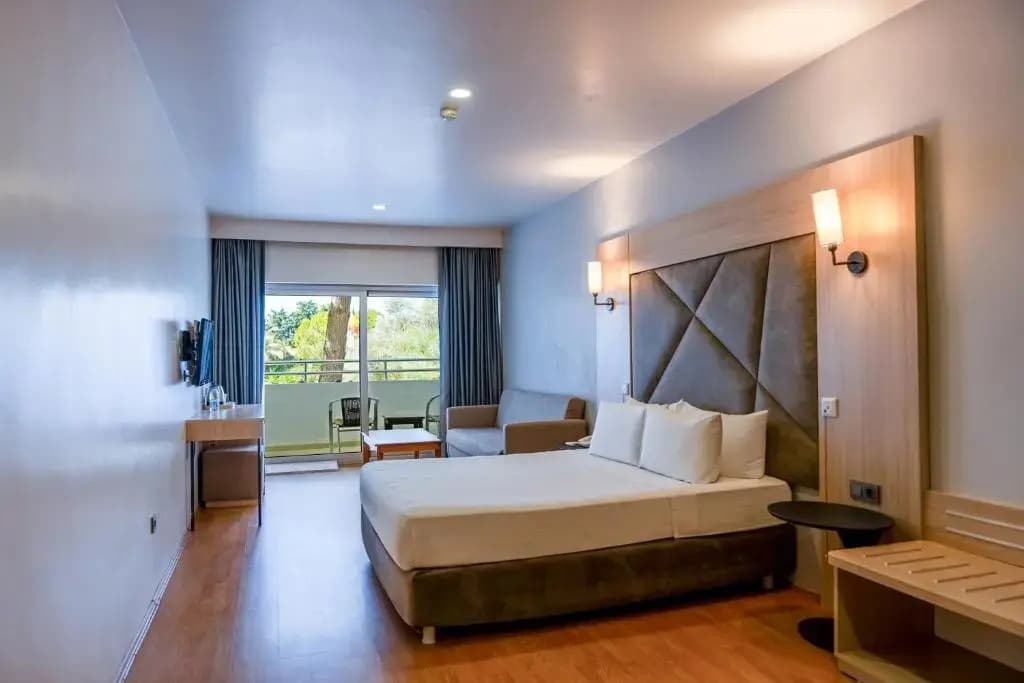 Deluxe Double room with land view full double bed