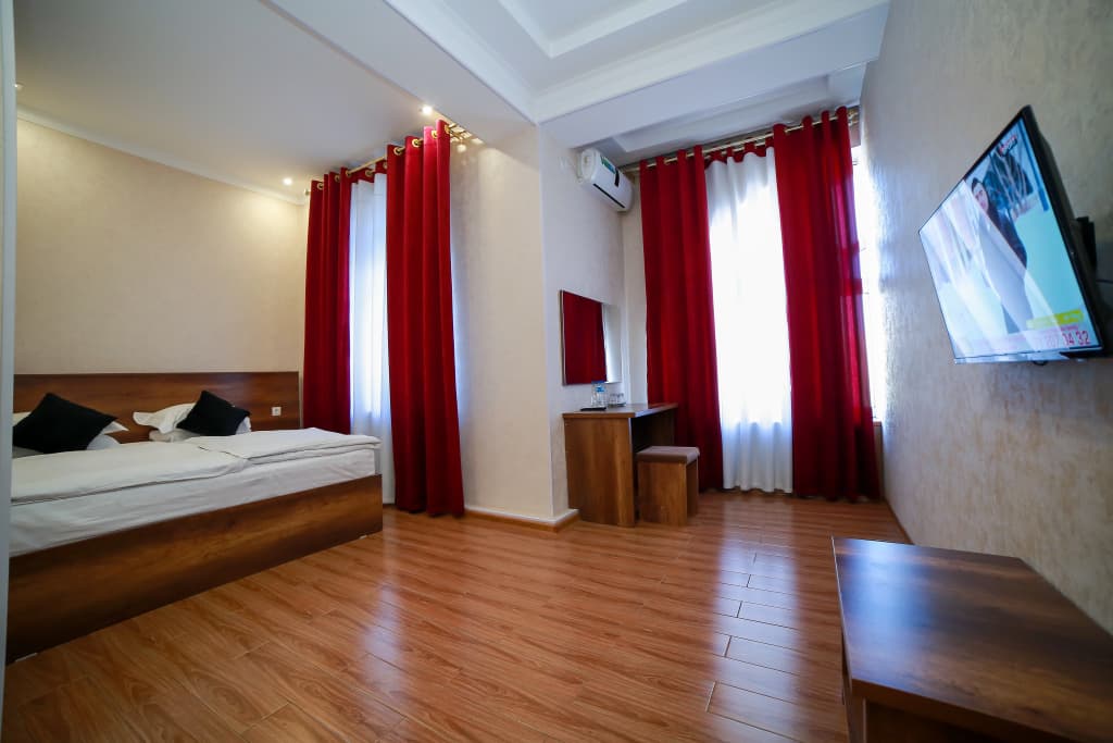 Standard Double room with city view full double bed