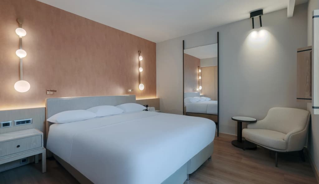 Garden Building Double Suite with balcony full double bed
