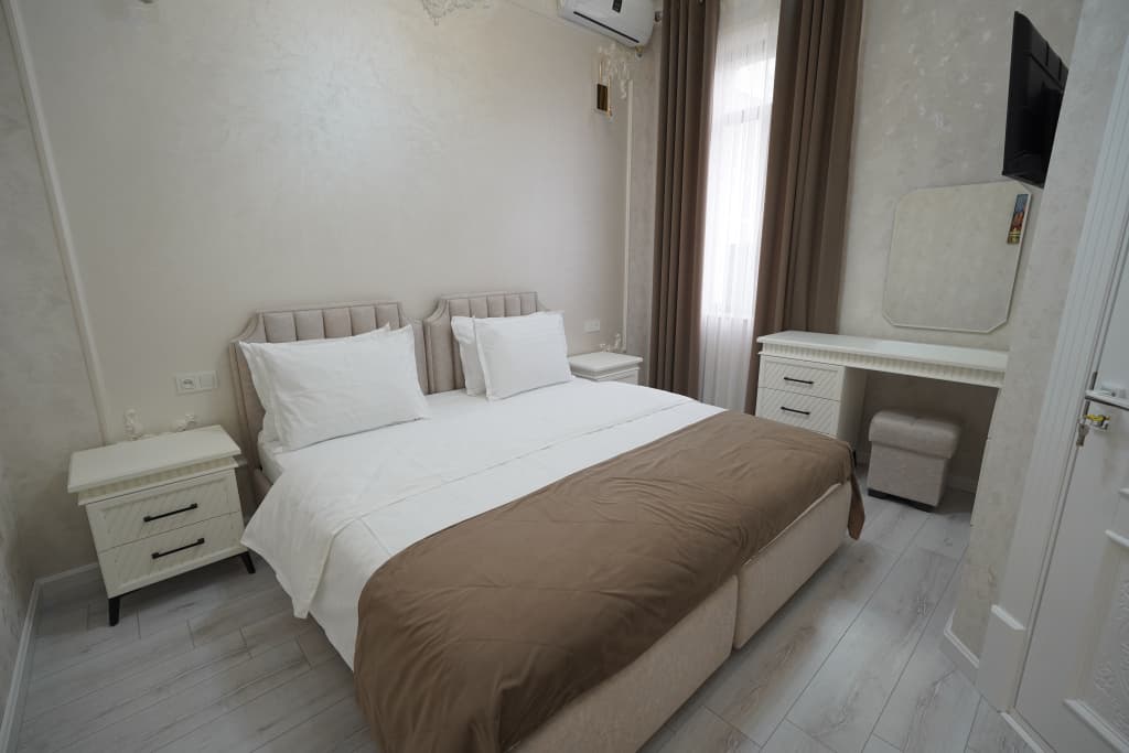 Deluxe Double Family room with courtyard view full double bed